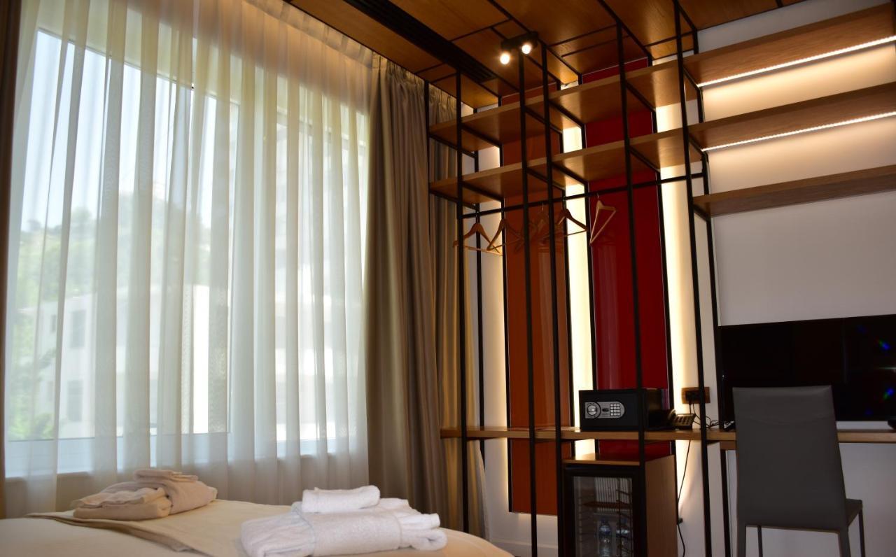 Hotel Ergi'S Дуррес Екстер'єр фото