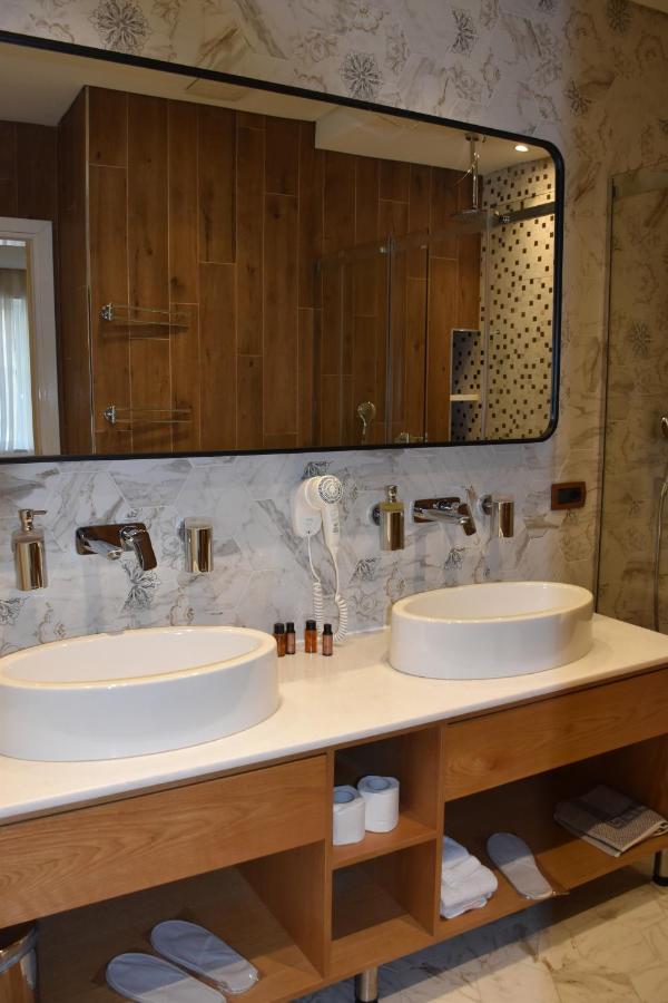 Hotel Ergi'S Дуррес Екстер'єр фото