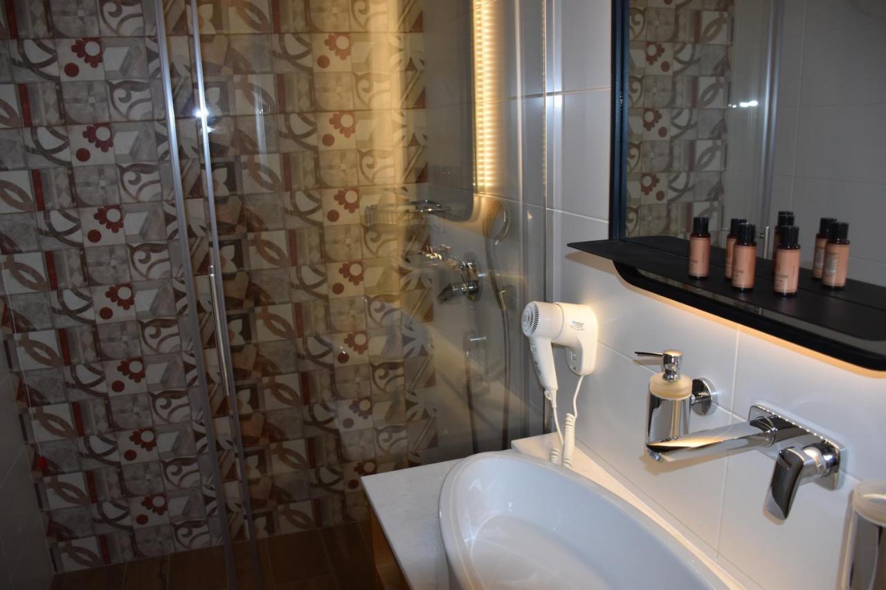 Hotel Ergi'S Дуррес Екстер'єр фото